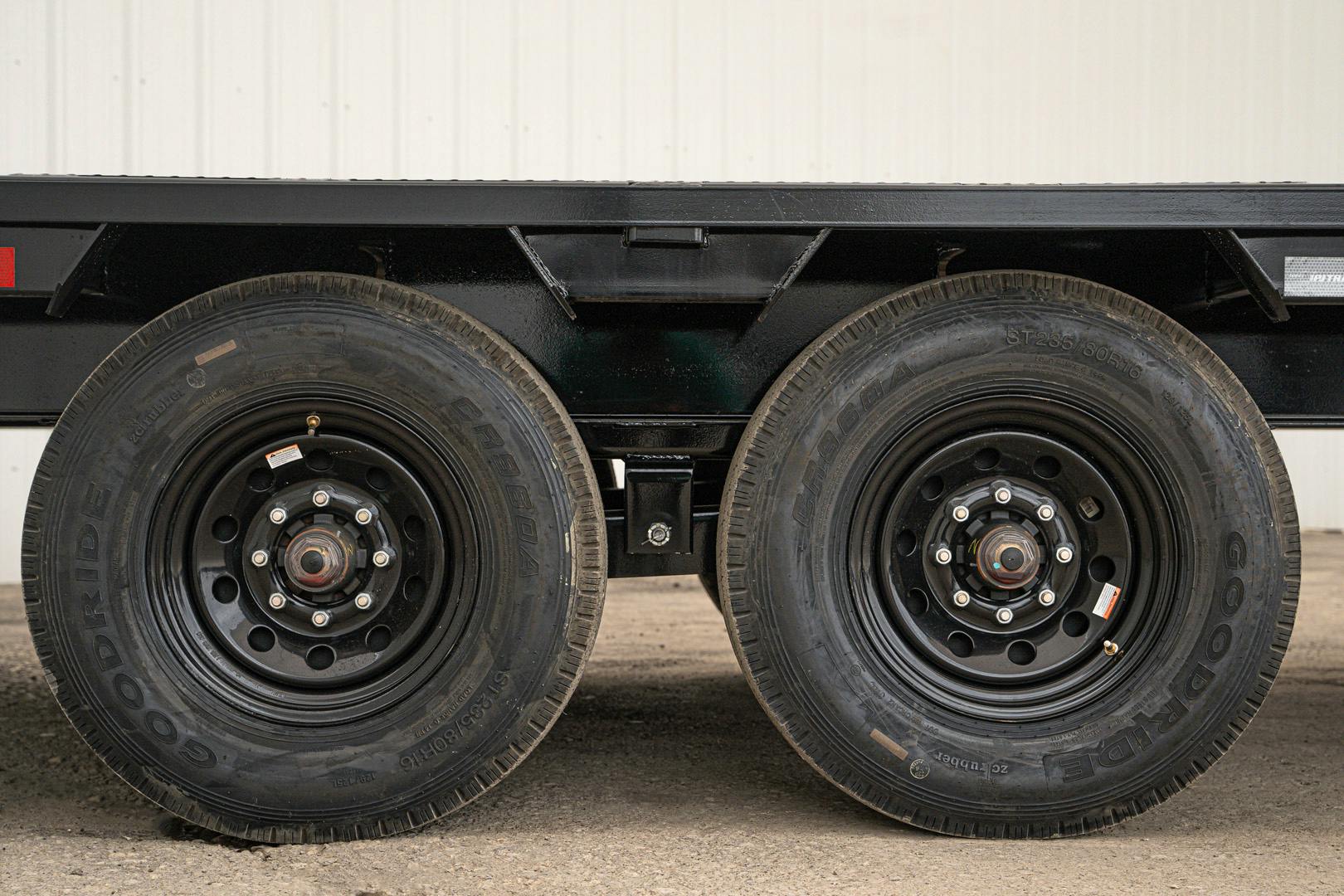 PJ Trailers 40'x102" 18k Gooseneck Flatbed Trailer w/ Singles (LX) - Image 11