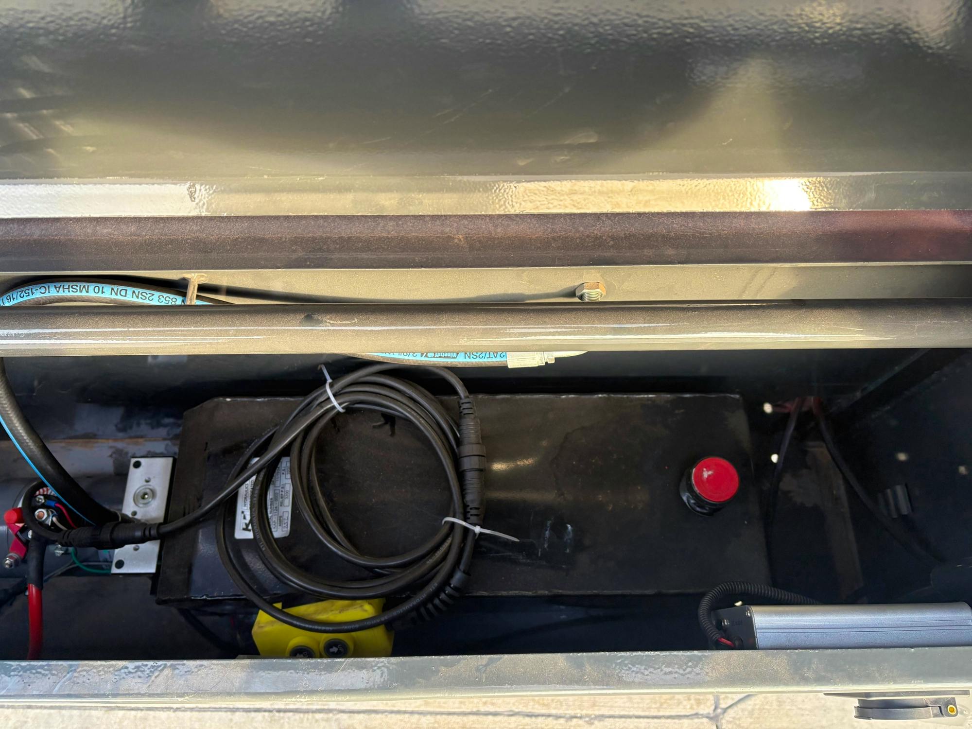 ARC Trailers 16'x83" Gooseneck Telescopic Dump Trailer w/ 3' Sides (GDT) - Image 3