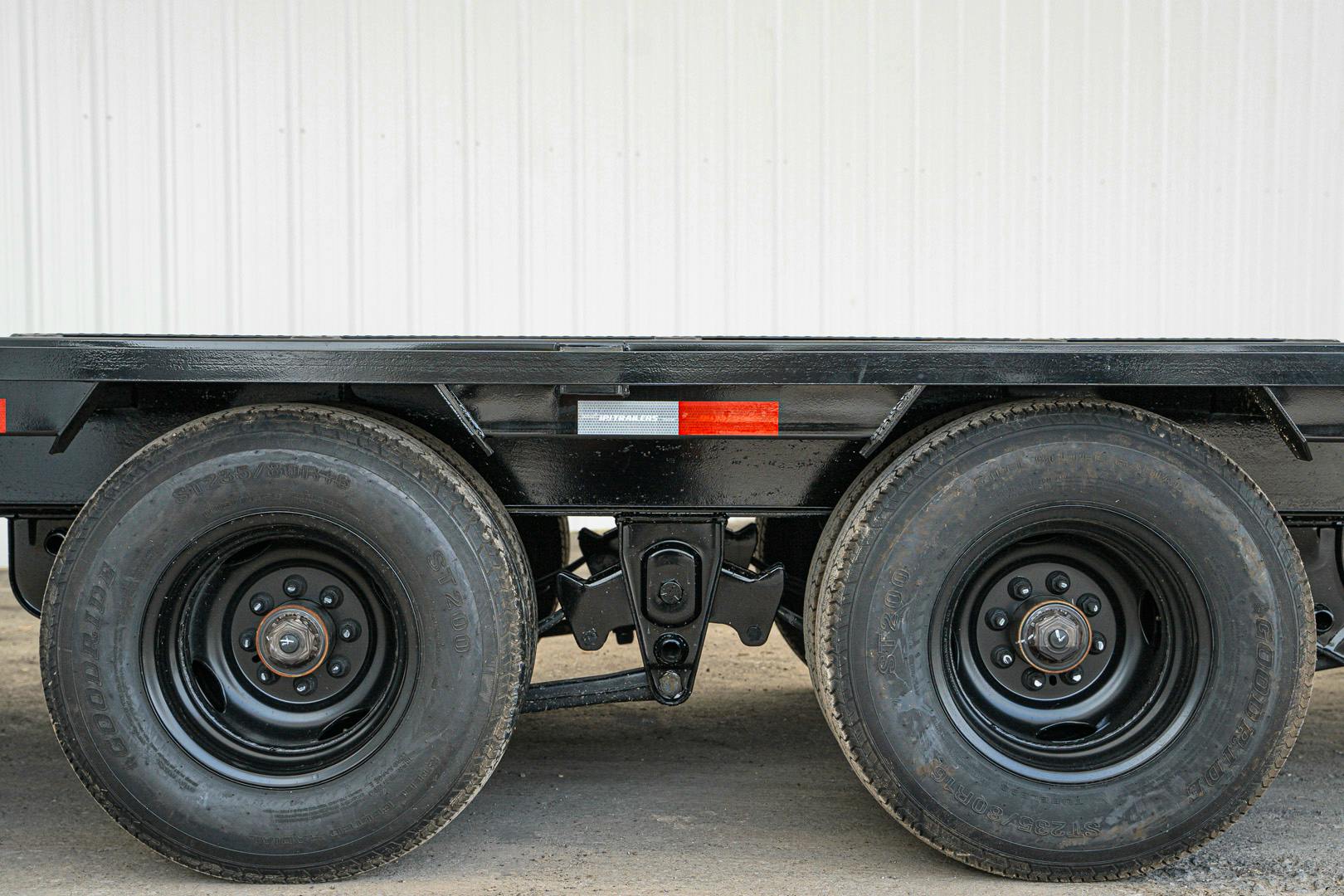 PJ Trailers 40'x102" Gooseneck Low Pro Flatbed Trailer w/ Duals (LD) - Image 14