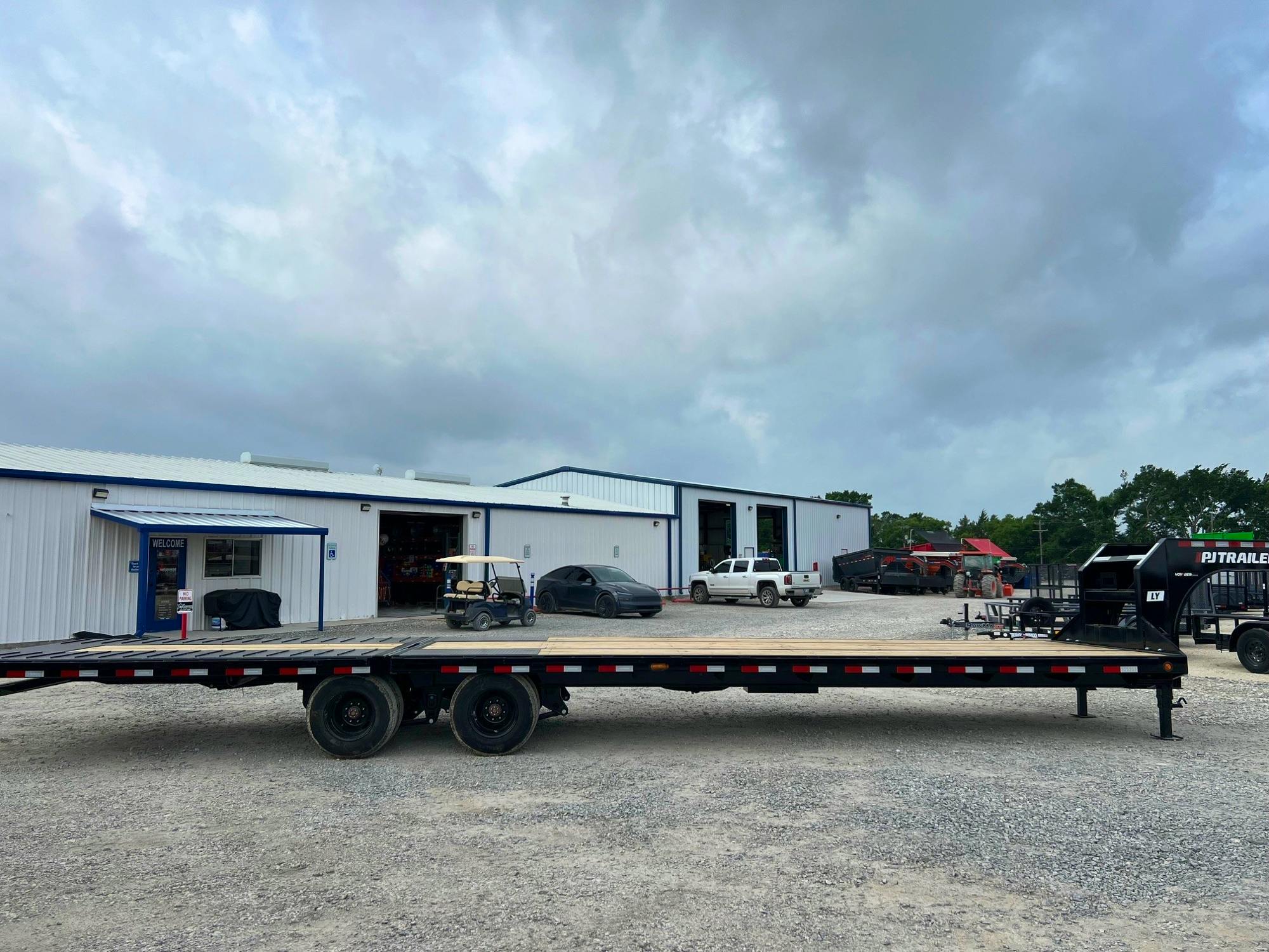 PJ Trailers 36'x102" Gooseneck Flatbed Trailer w/ Hydraulic Dovetail (LY) - Stock #86752 - Image 5 of 5