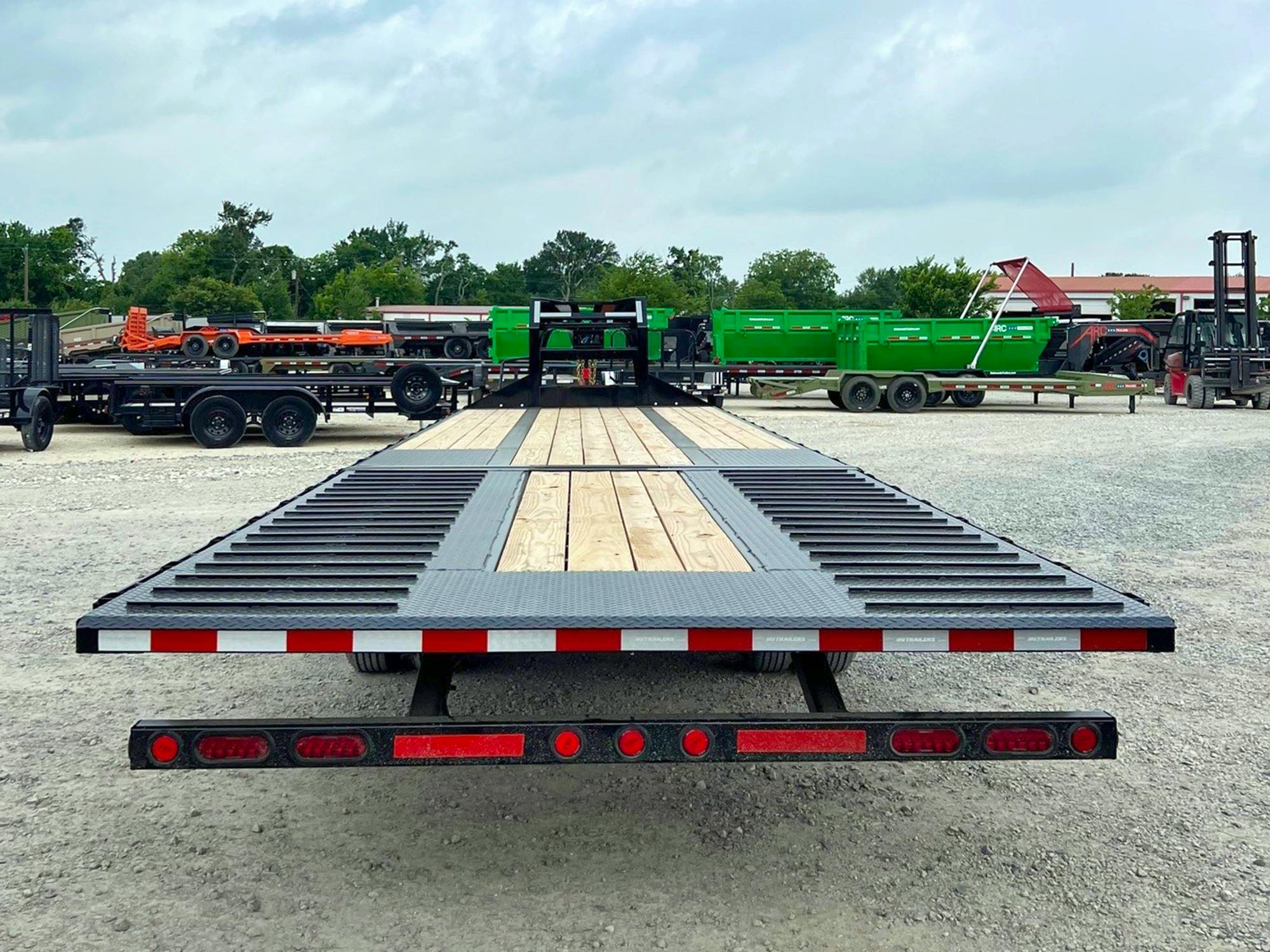 PJ Trailers 36'x102" Gooseneck Flatbed Trailer w/ Hydraulic Dovetail (LY) - Stock #86752 - Image 4 of 5