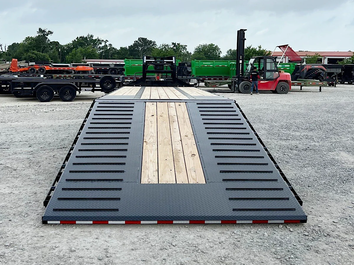 PJ Trailers 36'x102" Gooseneck Flatbed Trailer w/ Hydraulic Dovetail (LY) - Stock #86752 - Image 3 of 5 PJ Trailers 36'x102" Gooseneck Flatbed Trailer w/ Hydraulic Dovetail (LY) - Stock #86752 - Image 3 of 5