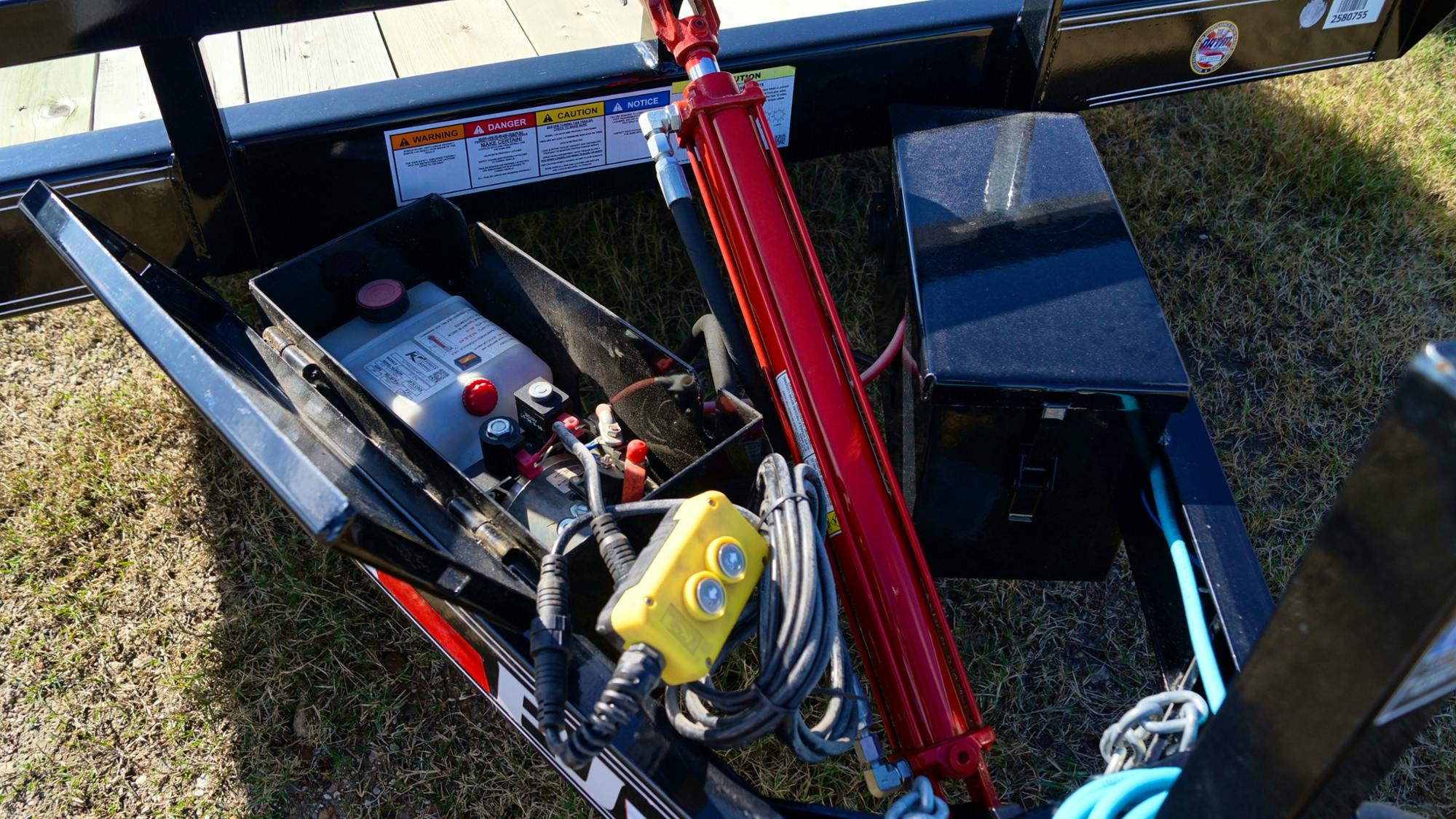 PJ Trailers 18"x83" Full-Deck Hydraulic Quick Tilt Trailer (TH) - Image 6