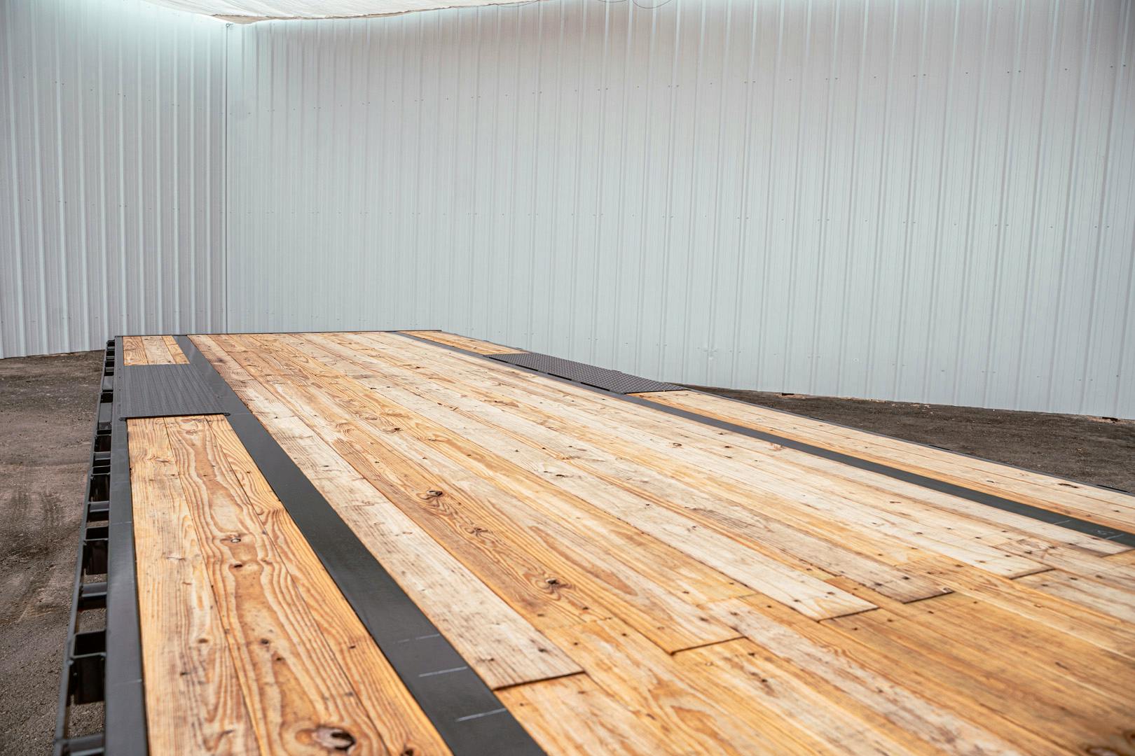 PJ Trailers 20'x102" Gooseneck Low Pro Flatbed Trailer w/ Singles (LS) - Image 9