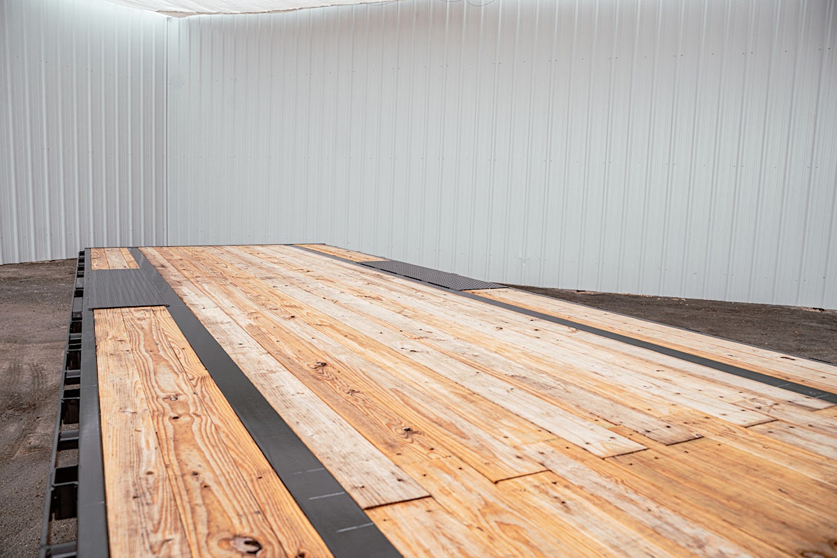 PJ Trailers 20'x102" Gooseneck Low Pro Flatbed Trailer w/ Singles (LS) - Image 9