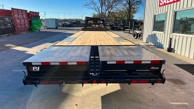 PJ Trailers 32'x102" 18k Gooseneck Flatbed Trailer w/ Singles (LX) - Image 4