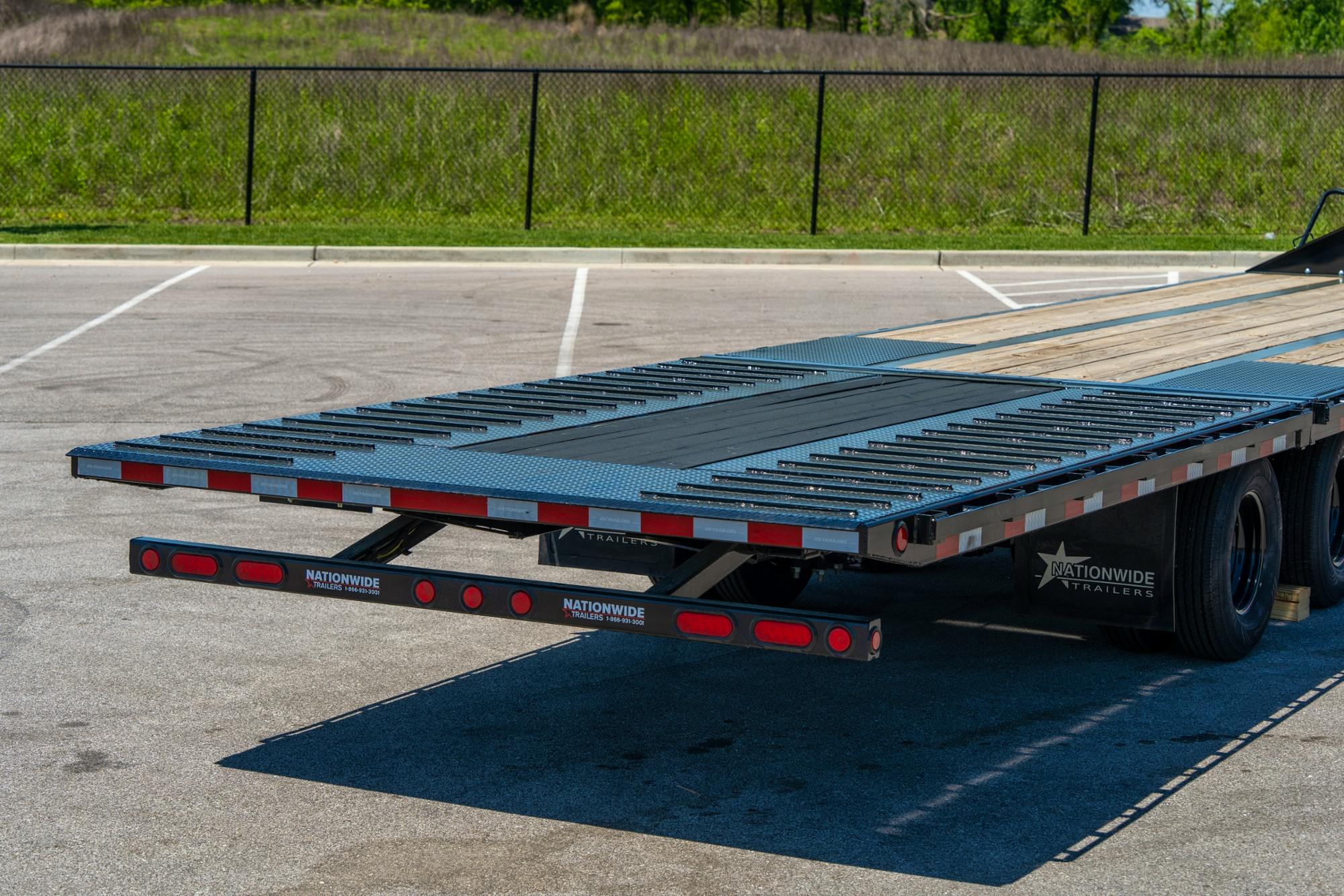PJ Trailers 36'x102" Gooseneck Flatbed Trailer w/ Hydraulic Dovetail (LY)