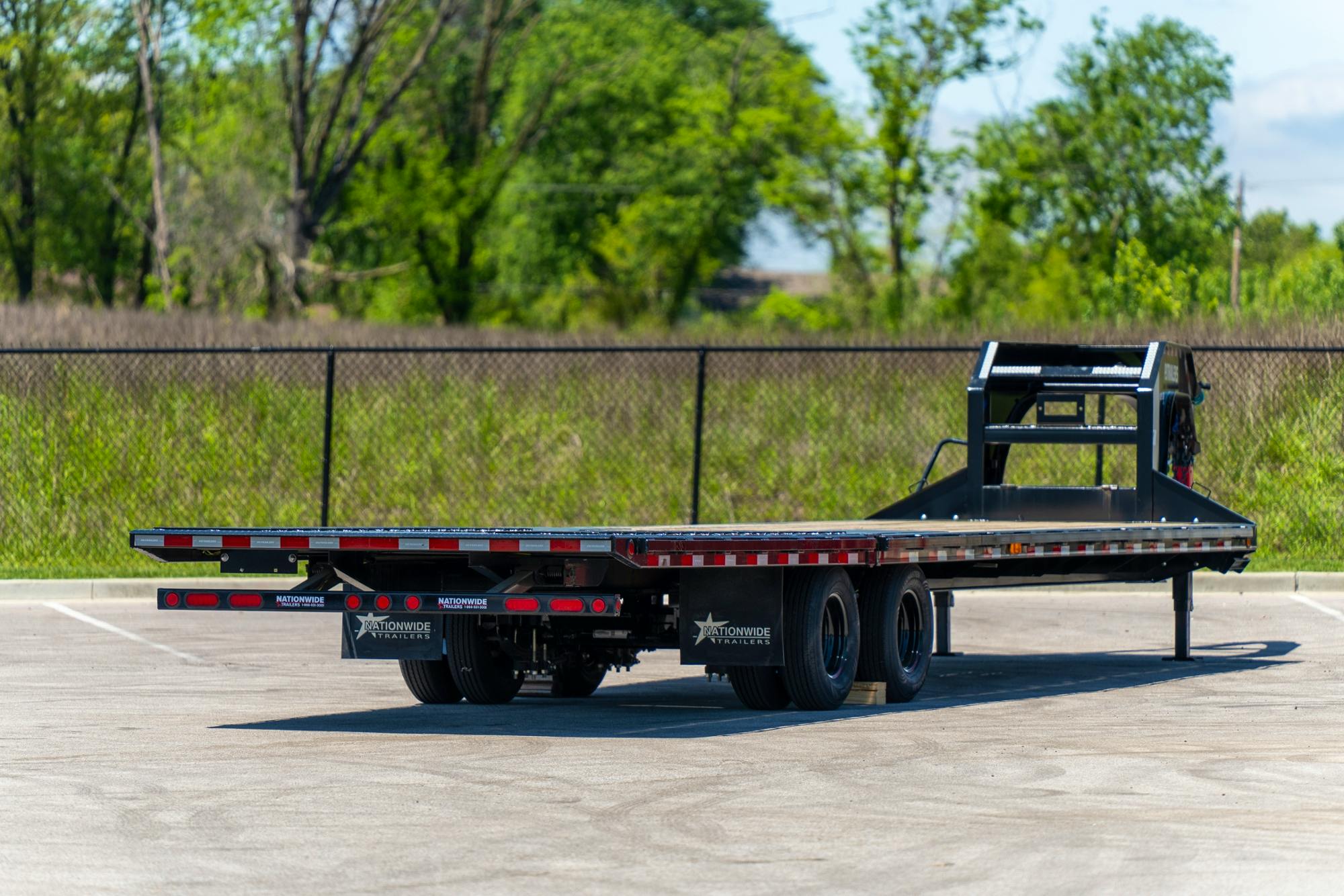 PJ Trailers 36'x102" Gooseneck Flatbed Trailer w/ Hydraulic Dovetail (LY)