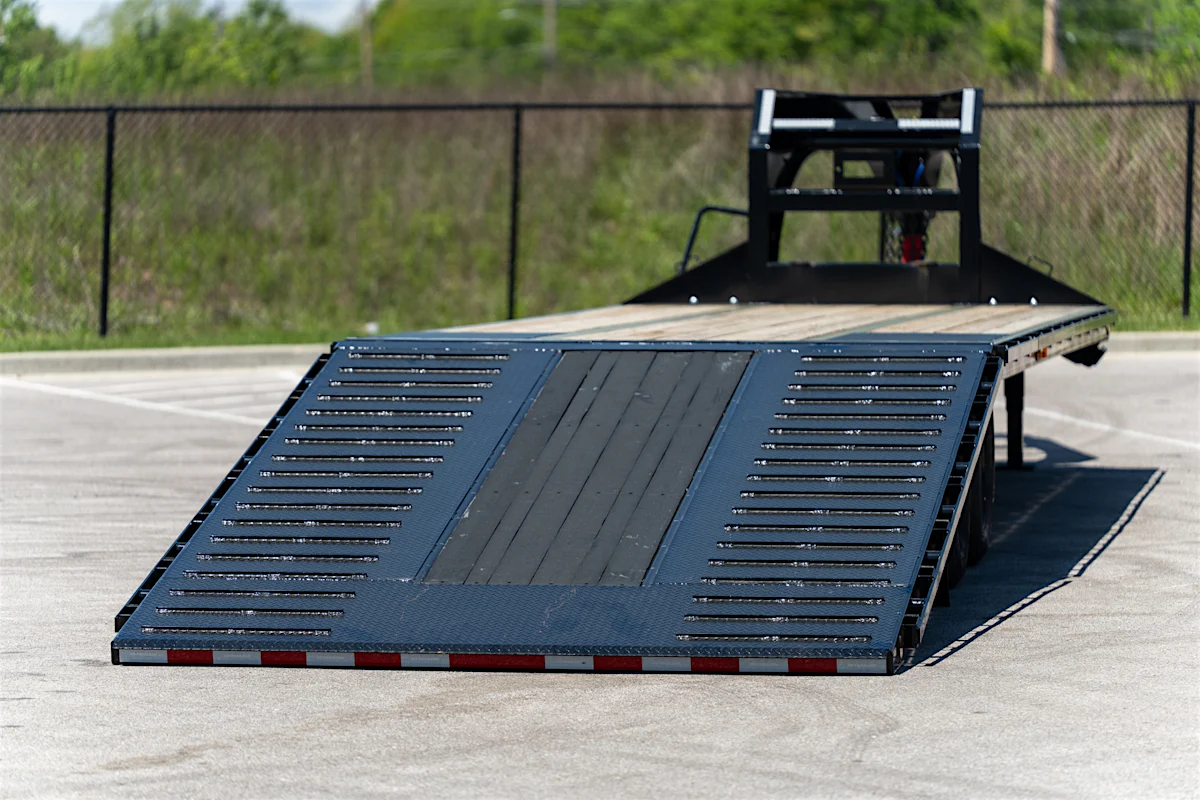 PJ Trailers 36'x102" Gooseneck Flatbed Trailer w/ Hydraulic Dovetail (LY) - Stock #87703 - Image 6 of 11 PJ Trailers 36'x102" Gooseneck Flatbed Trailer w/ Hydraulic Dovetail (LY) - Stock #87703 - Image 6 of 11