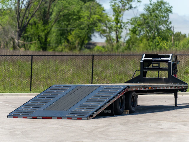 PJ Trailers 36'x102" Gooseneck Flatbed Trailer w/ Hydraulic Dovetail (LY)
