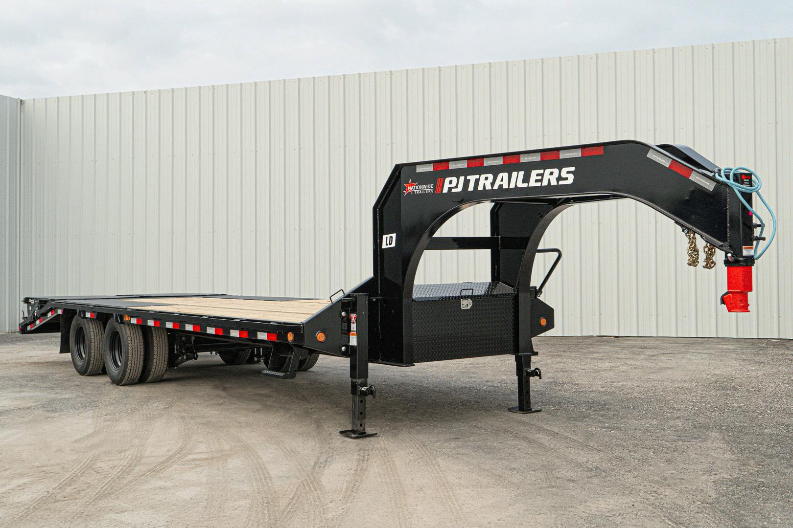 PJ Trailers 25'x102" Gooseneck Low Pro Flatbed Trailer w/ Duals (LD) - Stock #87761 - Image 5 of 26