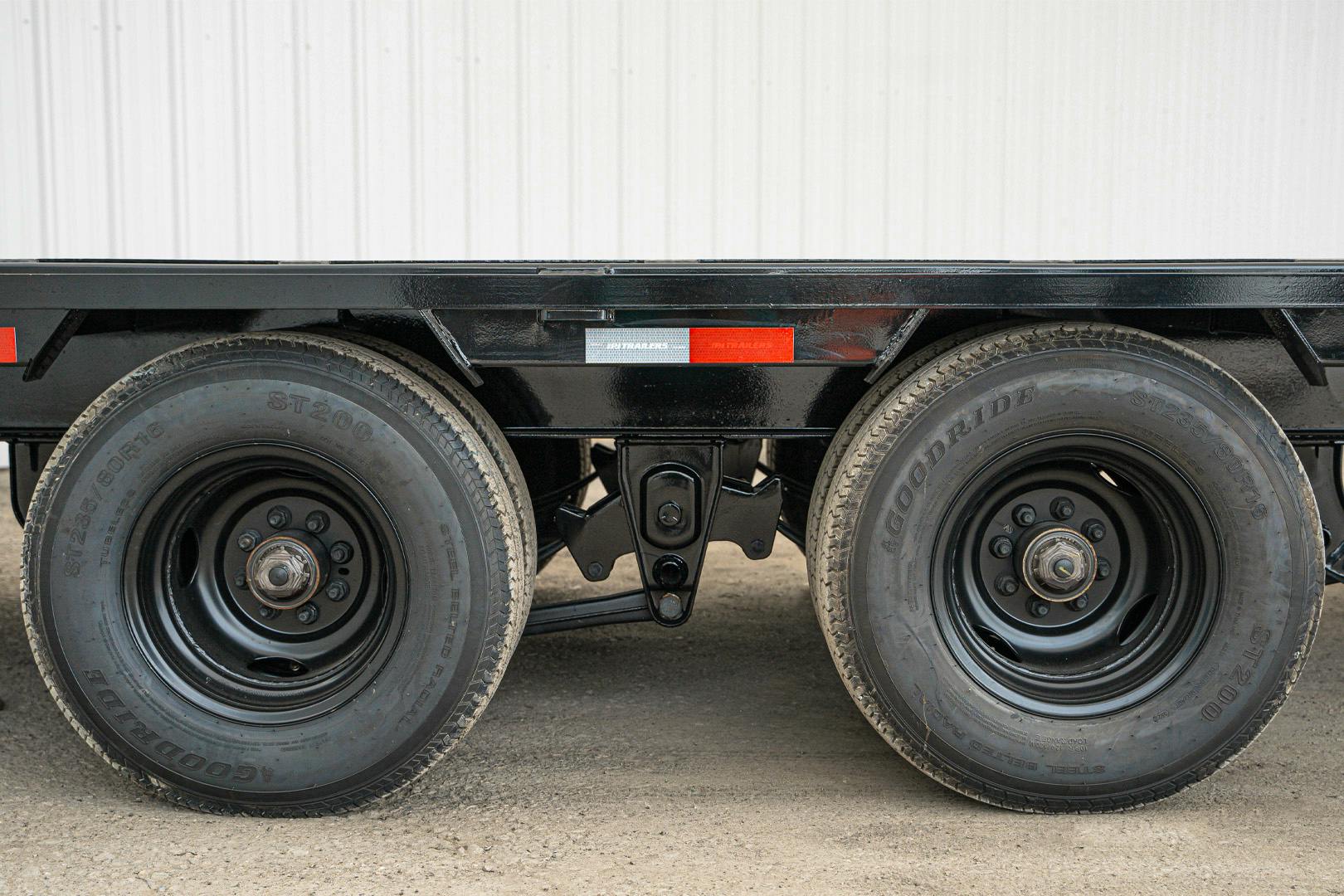 PJ Trailers 40'x102" Gooseneck Low Pro Flatbed Trailer w/ Duals (LD) - Stock #88172 - Image 20 of 27