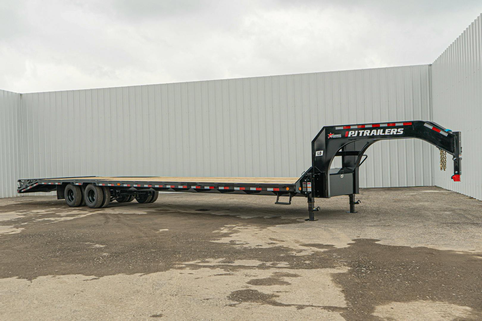 PJ Trailers 40'x102" Gooseneck Low Pro Flatbed Trailer w/ Duals (LD) - Stock #88669 - Image 5 of 28