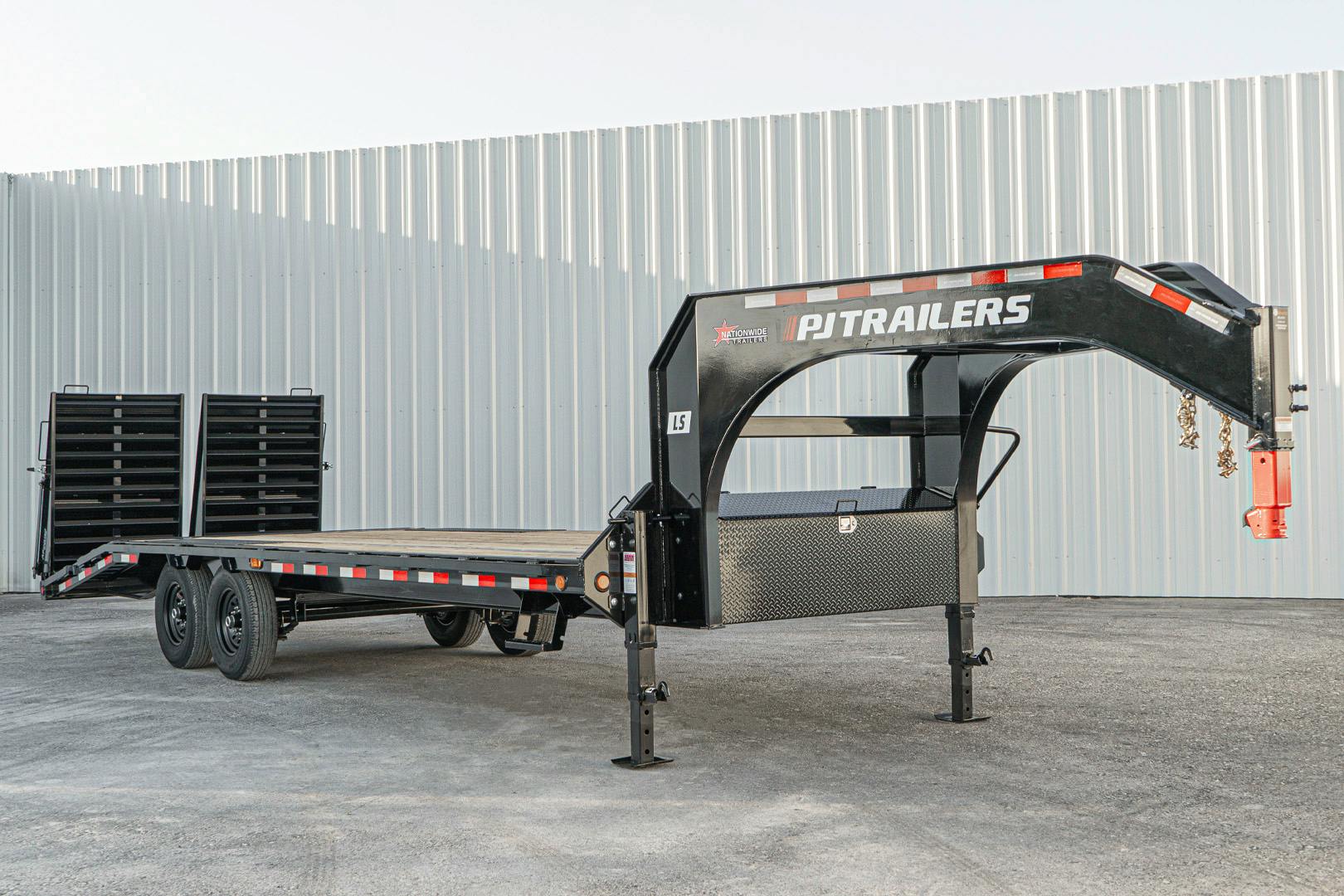 PJ Trailers 25'x102" Gooseneck Low Pro Flatbed Trailer w/ Singles (LS) - Stock #88670 - Image 5 of 27
