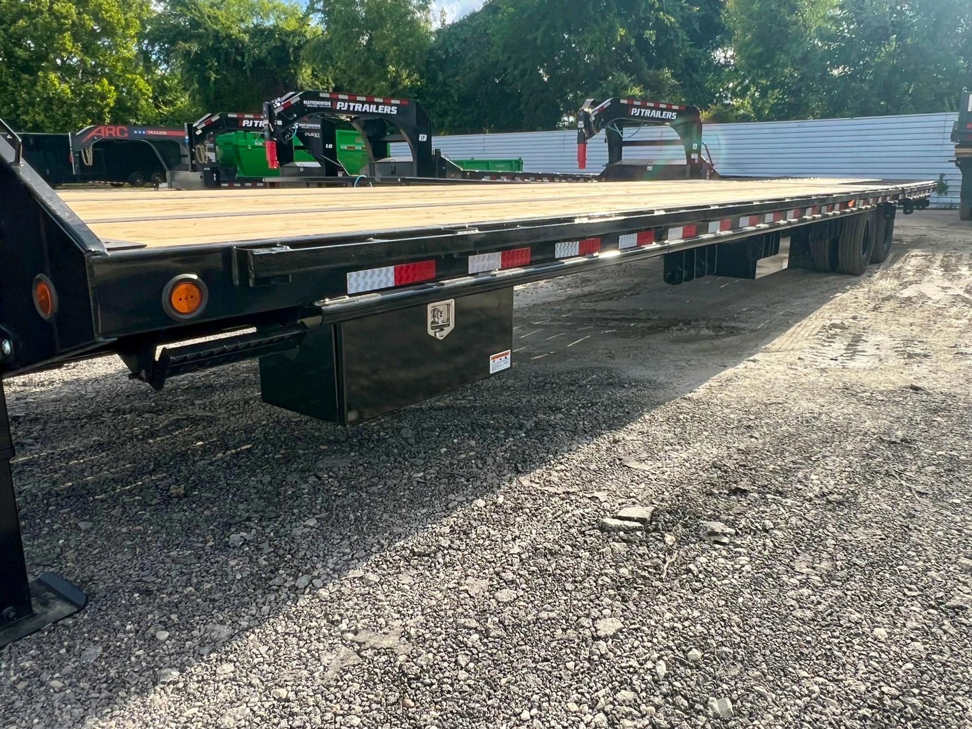 PJ Trailers 40'x102" Gooseneck Flatbed Trailer w/ Hydraulic Dovetail (LY1) - Stock #88798 - Image 5 of 6