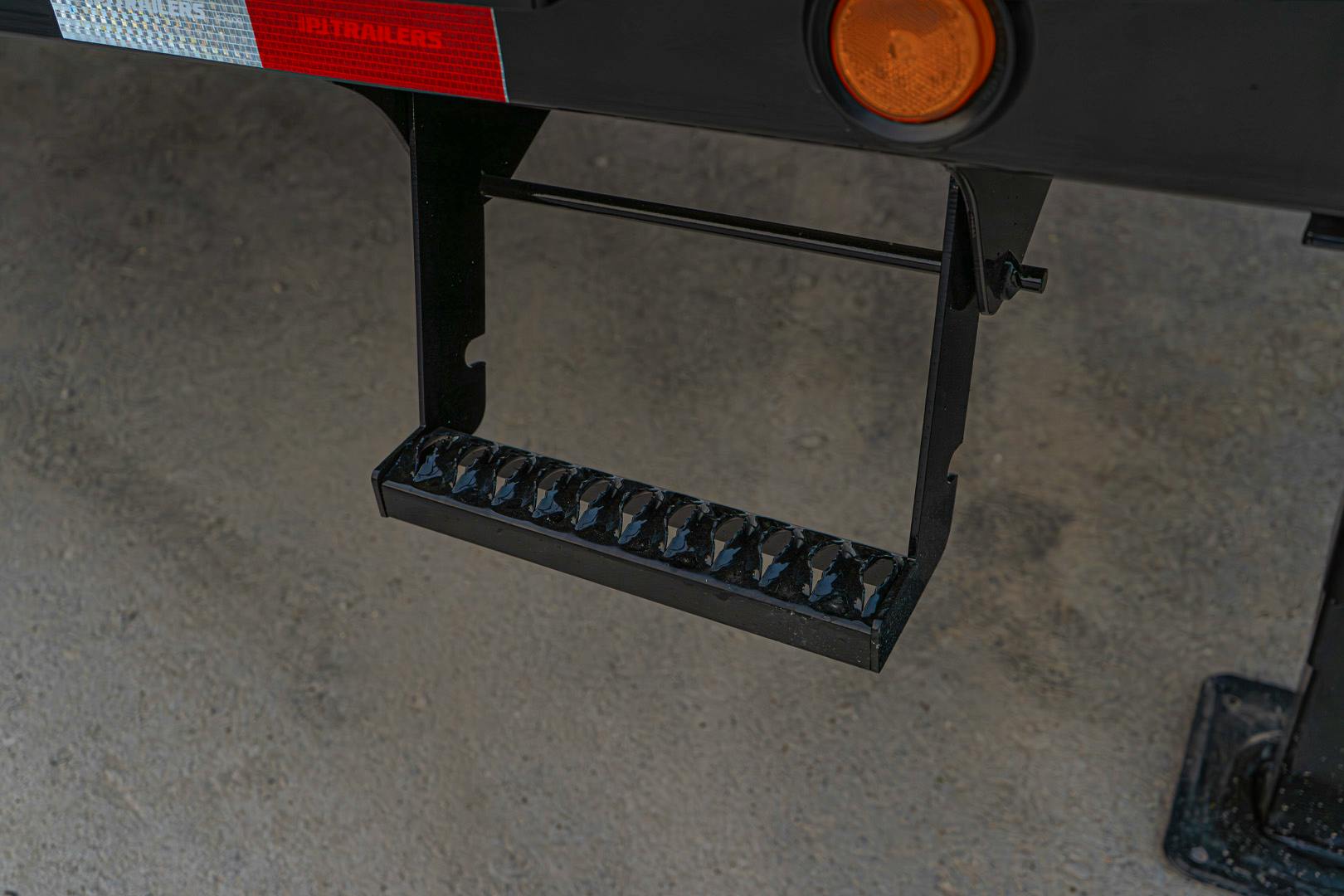 PJ Trailers 40'x102" Gooseneck Low Pro Flatbed Trailer w/ Duals (LD) - Stock #90040 - Image 11 of 20