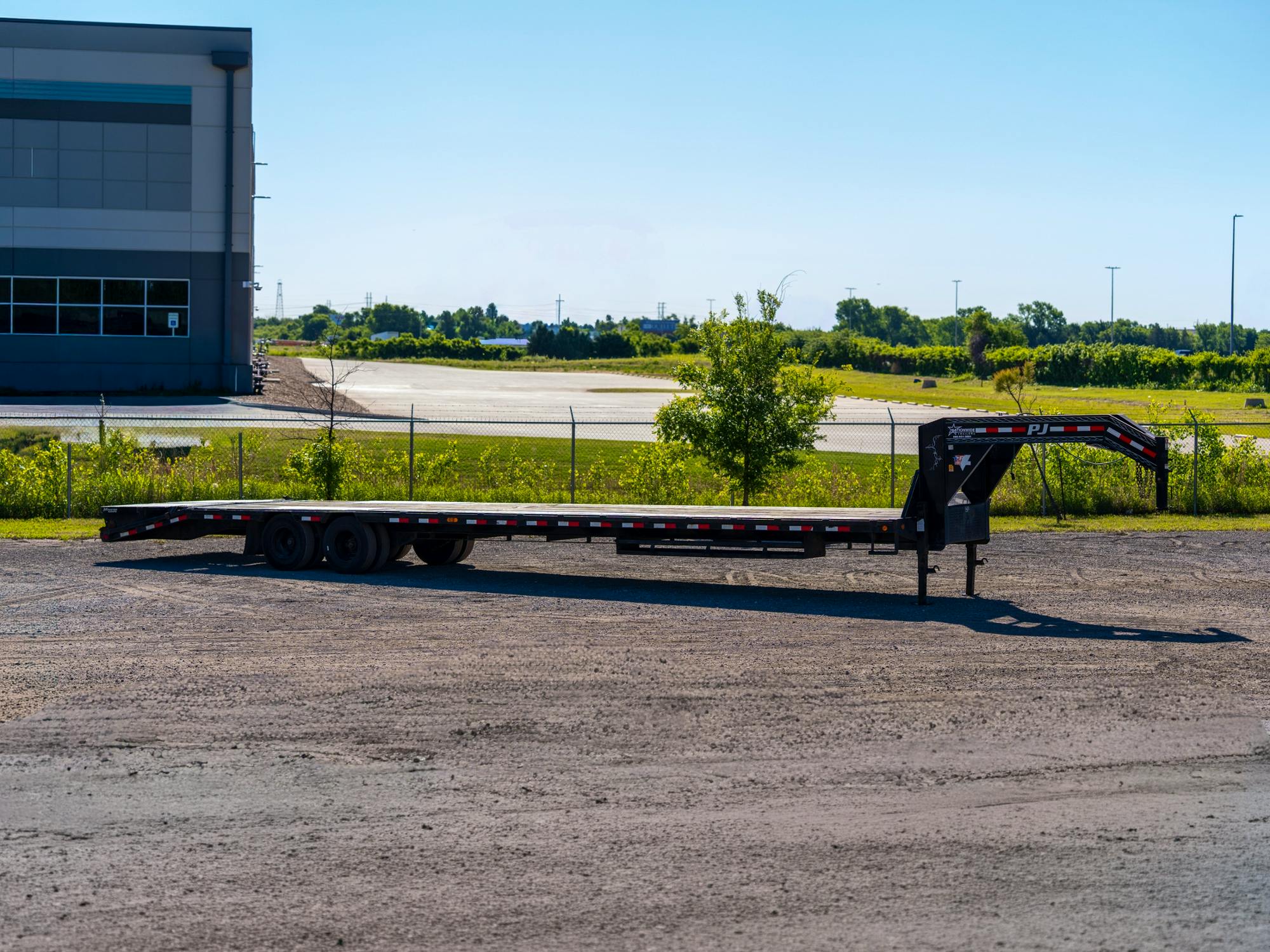 PJ Trailers USED 40'x102" Gooseneck Flatbed Trailer w/ Duals (LD) - Stock #90260 - Image 1 of 4