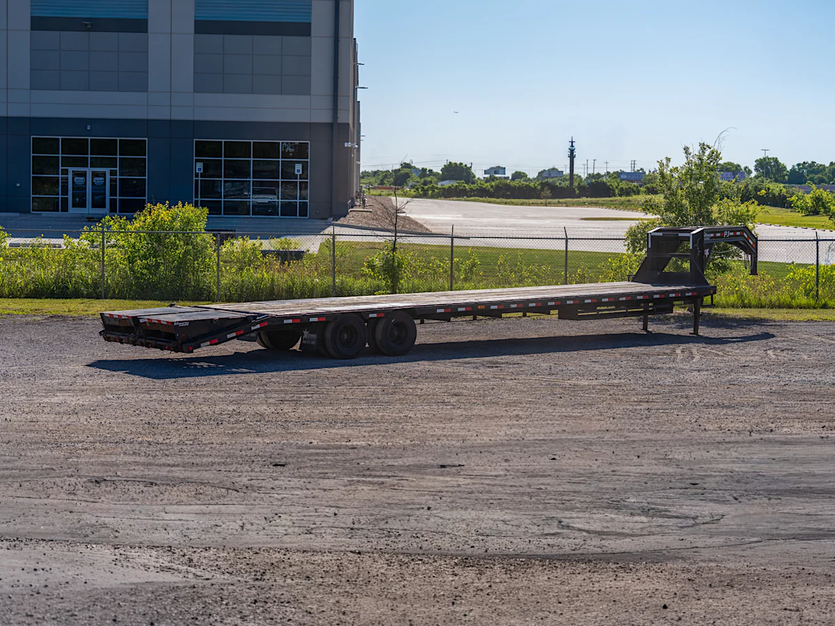 PJ Trailers USED 40'x102" Gooseneck Flatbed Trailer w/ Duals (LD) - Stock #90260 - Image 3 of 4 PJ Trailers USED 40'x102" Gooseneck Flatbed Trailer w/ Duals (LD) - Stock #90260 - Image 3 of 4