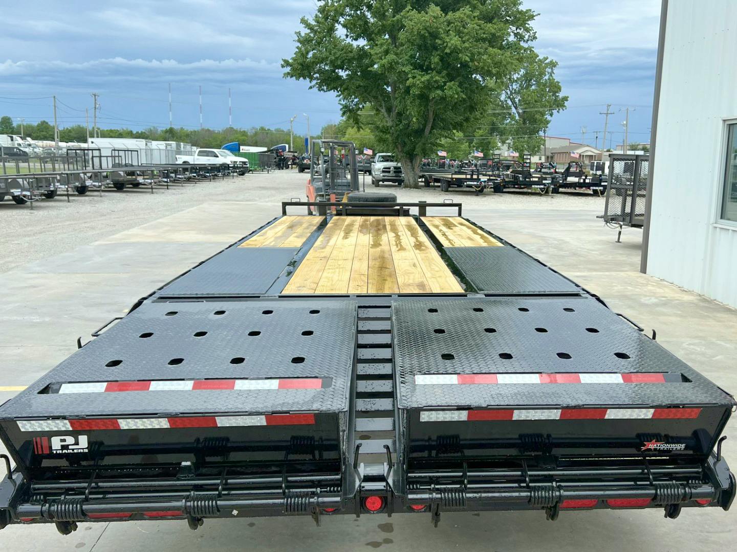 PJ Trailers 25'x102" Low Pro Pintle Flatbed Trailer w/ Duals (PL) - Stock #90551 - Image 5 of 8
