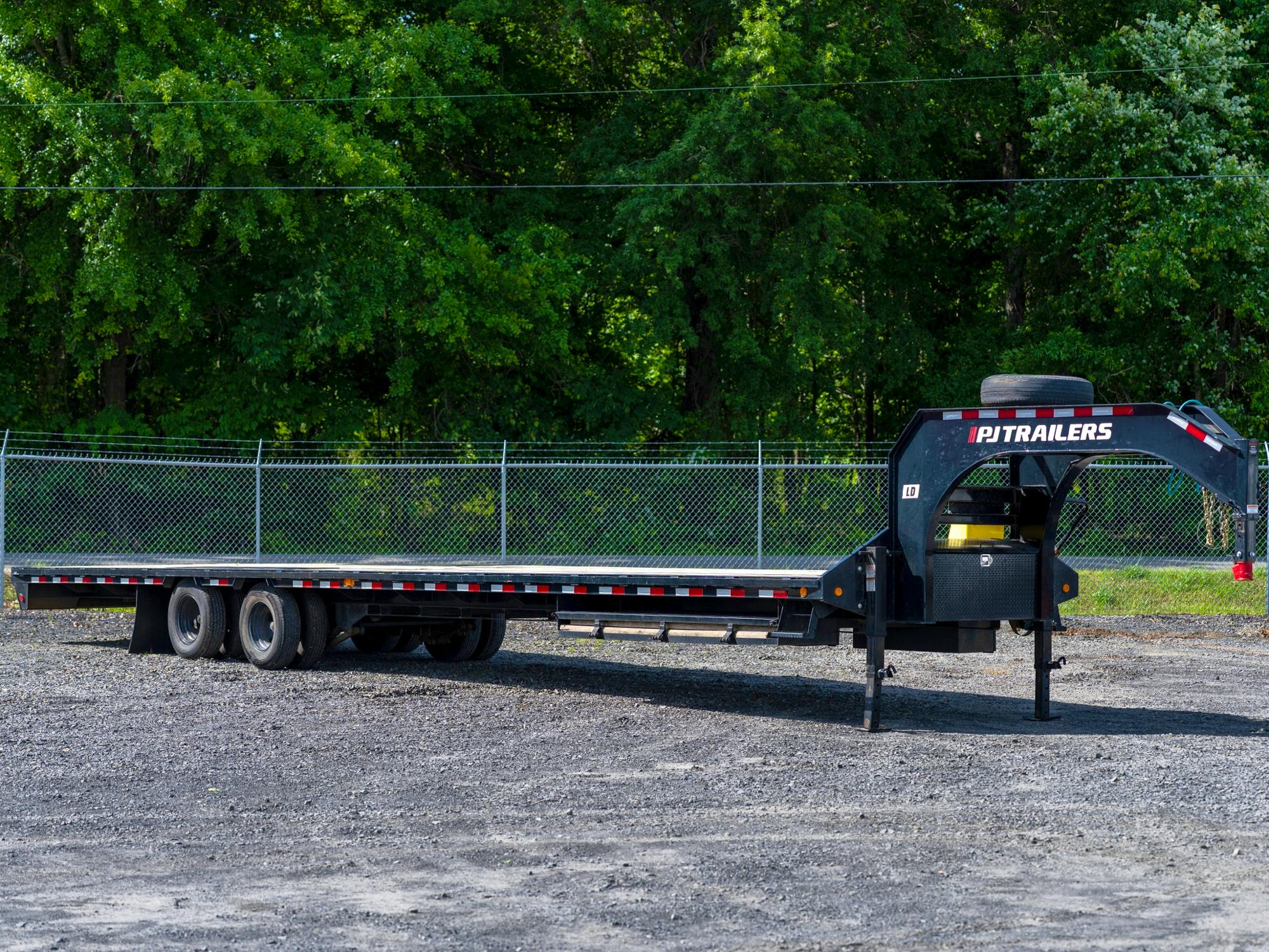 PJ Trailers USED 40'x102" Gooseneck Flatbed Trailer w/ Duals (LD) - Stock #90934 - Image 1 of 4