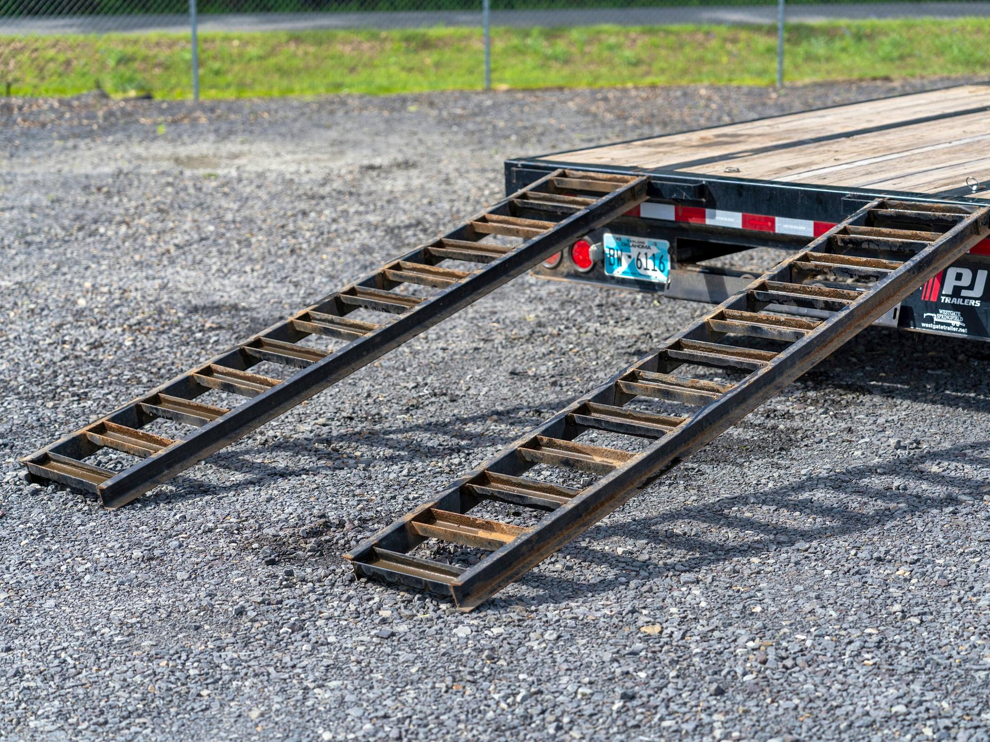 PJ Trailers USED 40'x102" Gooseneck Flatbed Trailer w/ Duals (LD) - Stock #90934 - Image 4 of 4