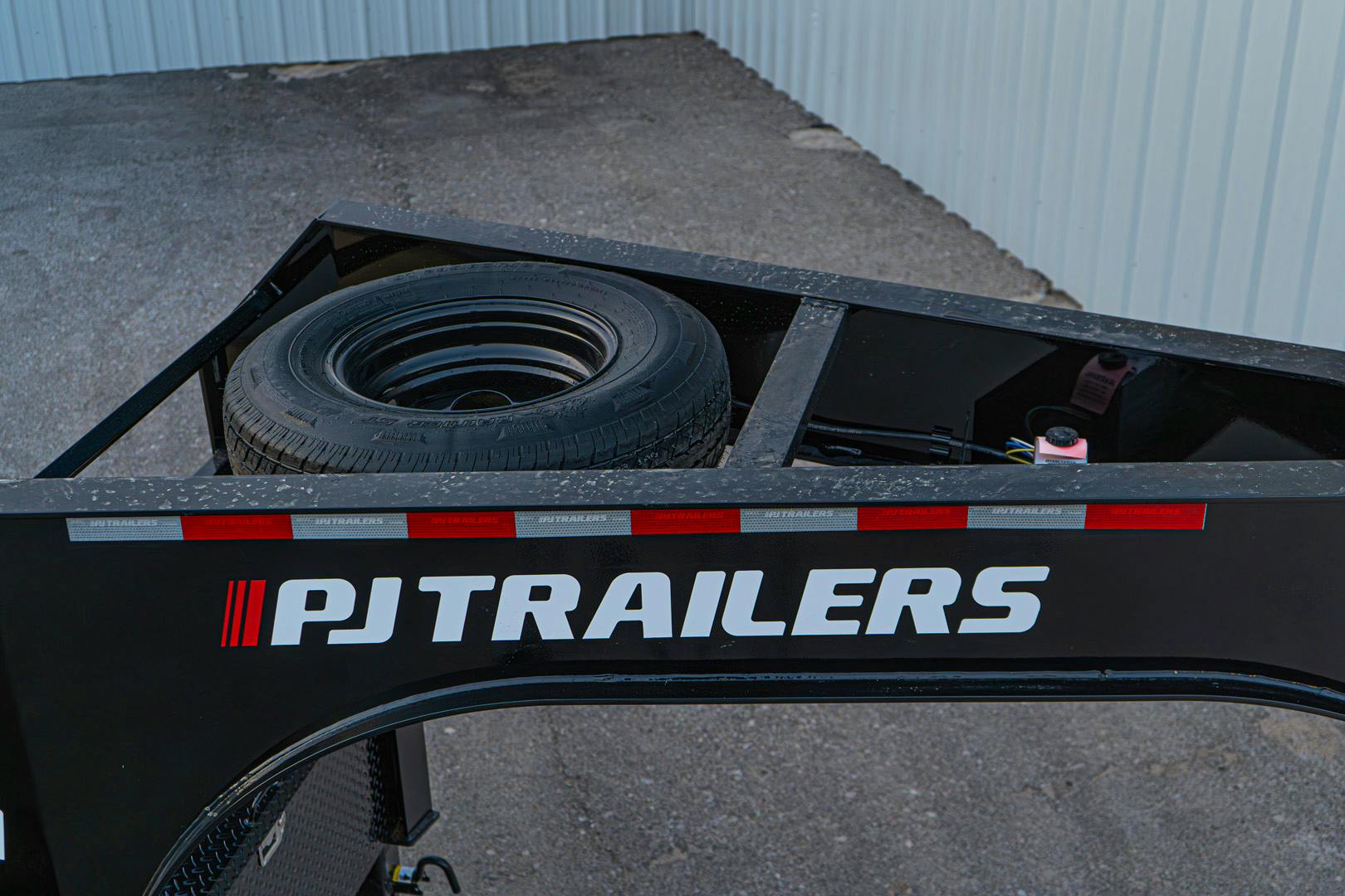 PJ Trailers 40'x102" Gooseneck Low Pro Flatbed Trailer w/ Duals (LD) - Stock #90968 - Image 5 of 20