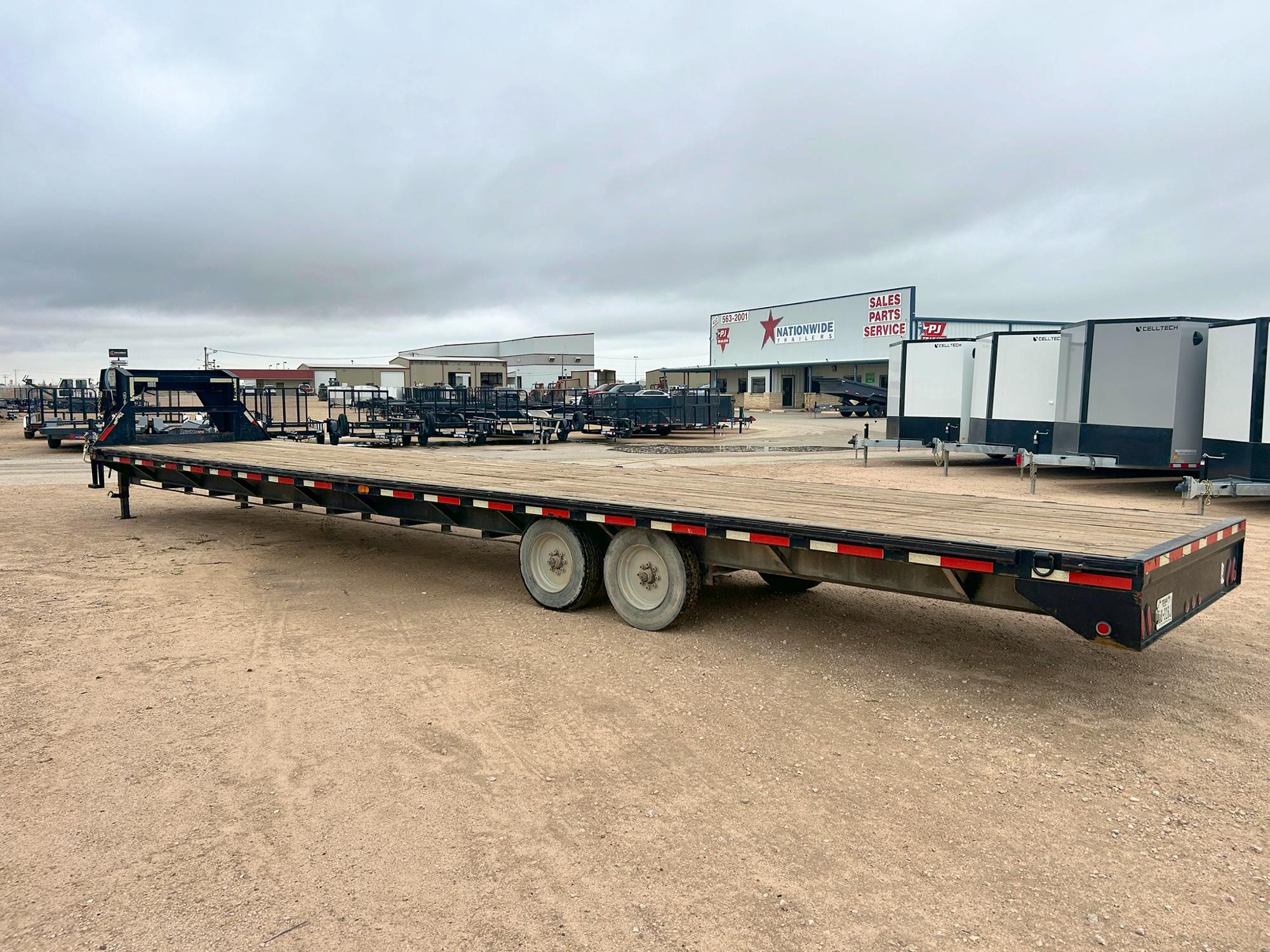 MAXX-D USED 40'x102" Gooseneck Flatbed Trailer w/ 8k Axles