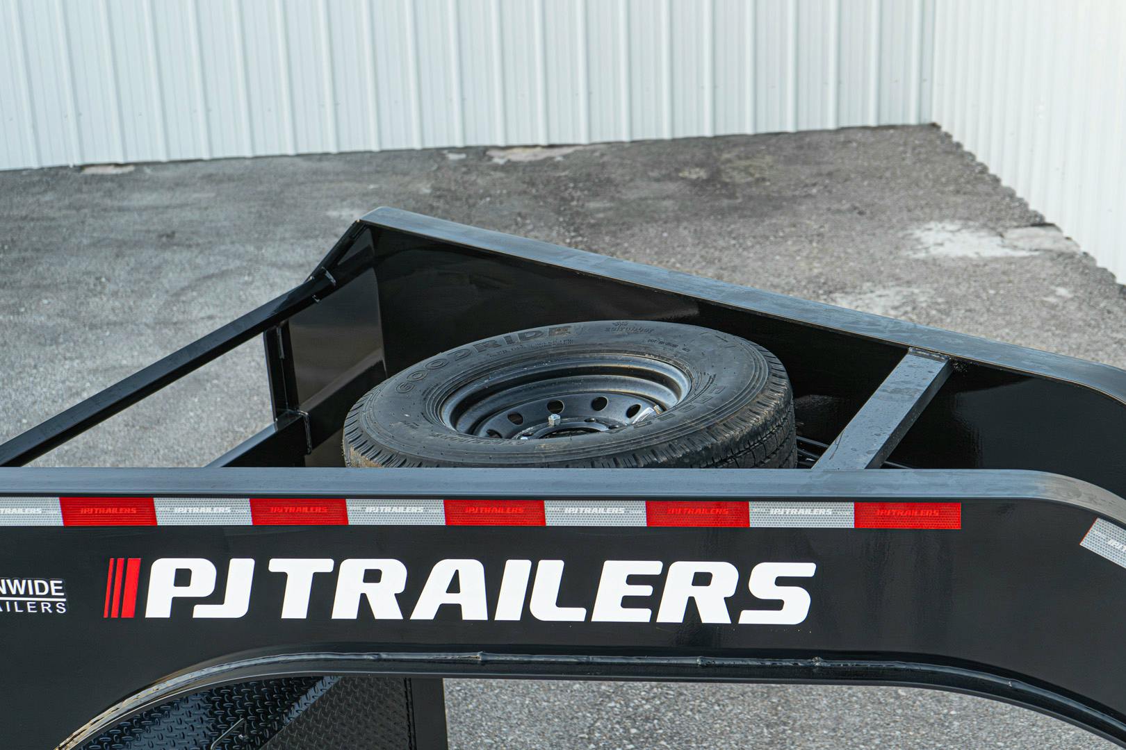PJ Trailers 40'x102" 18k Gooseneck Flatbed Trailer w/ Singles (LX) - Stock #91255 - Image 11 of 27