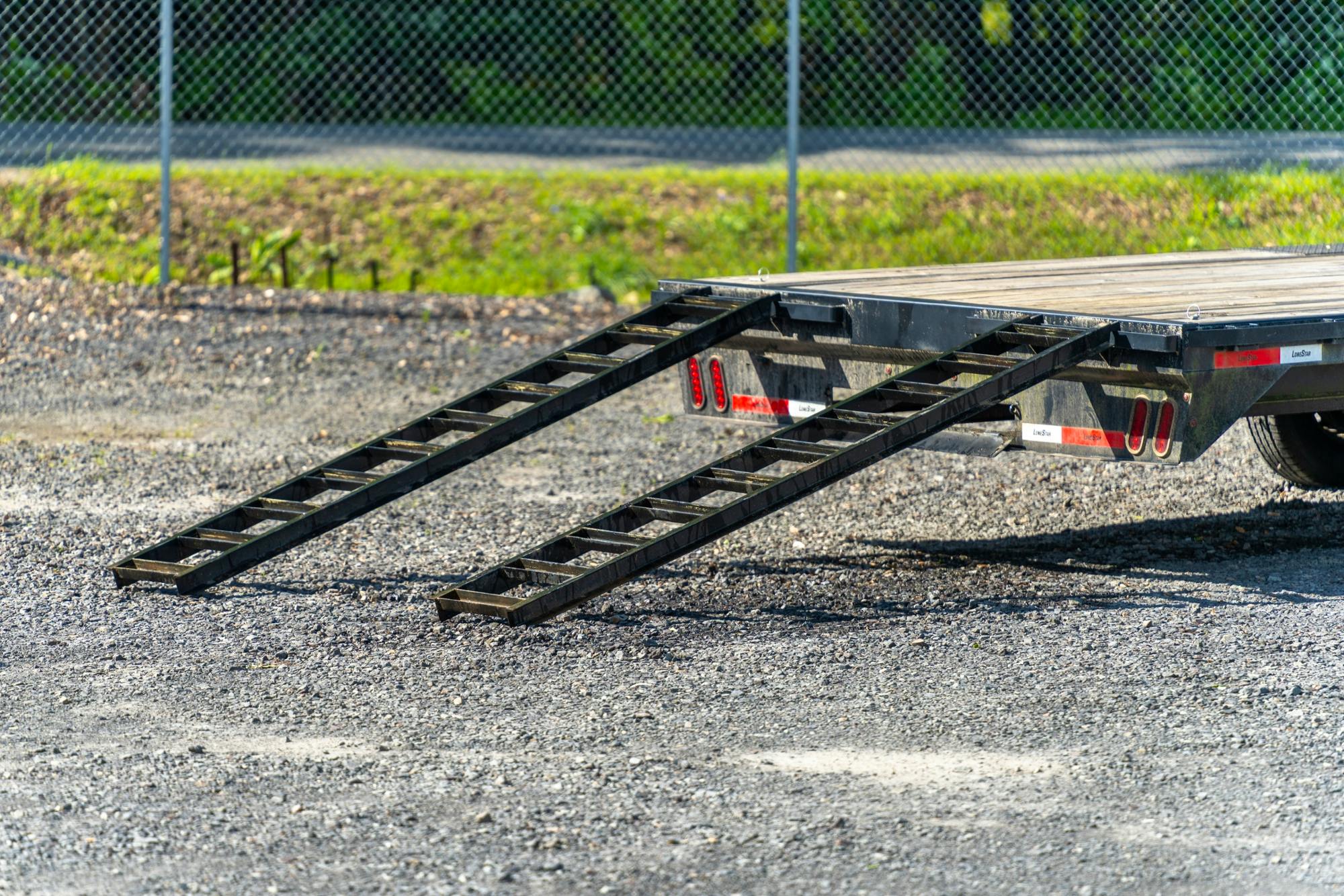 LoneStar USED 32'x102" Gooseneck Flatbed Trailer