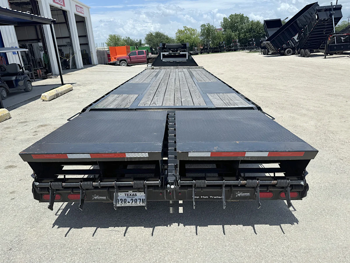 Top Hat Trailers USED 32'x102" Gooseneck Flatbed w/ 5' Dovetail - Stock #92306 - Image 3 of 4 Top Hat Trailers USED 32'x102" Gooseneck Flatbed w/ 5' Dovetail - Stock #92306 - Image 3 of 4
