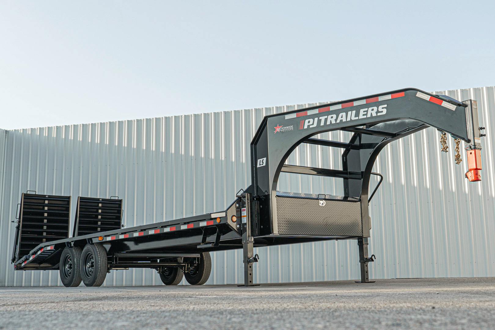 PJ Trailers 25'x102" Gooseneck Low Pro Flatbed Trailer w/ Singles (LS) - Stock #92725 - Image 8 of 27